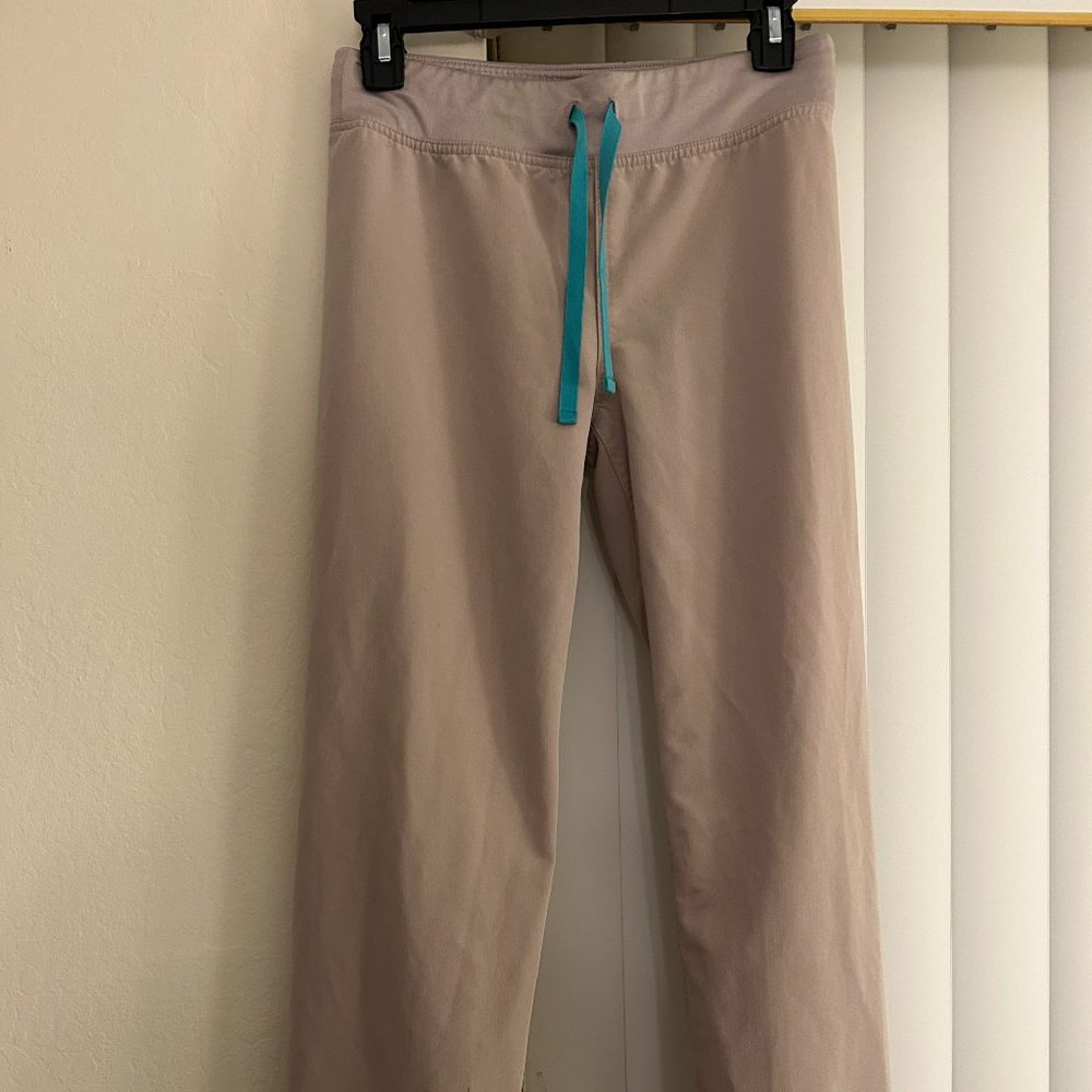FIGS Women's Livingston - Petite Scrub Pants - XS - Petite / Boulder color